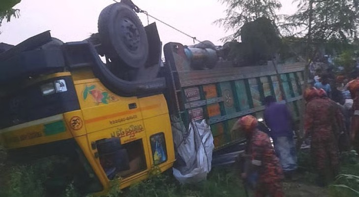 ঈদের আগে বাড়ি ফেরা হলো না, টাঙ্গাইলে ট্রাক উল্টে প্রাণ গেল ১৫ জনের