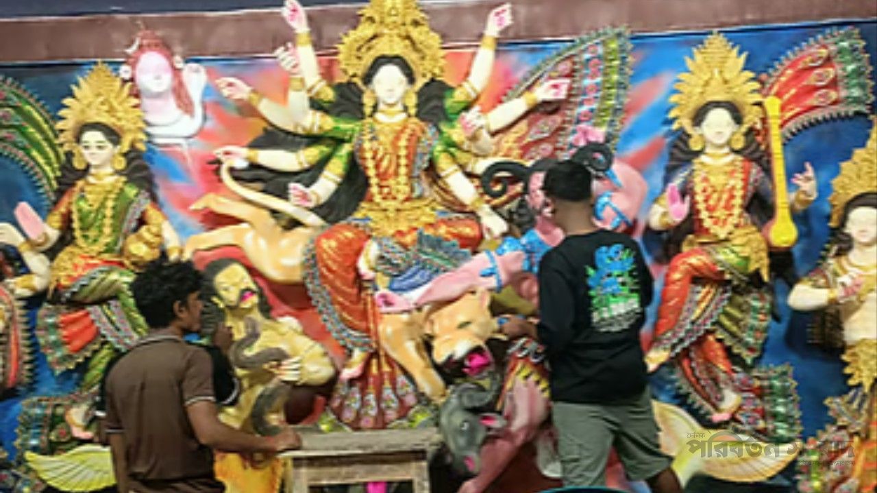 মহাষষ্ঠীর রাতেও প্রতিমার কাজে ব্যস্ত বেড়ার শিল্পীরা