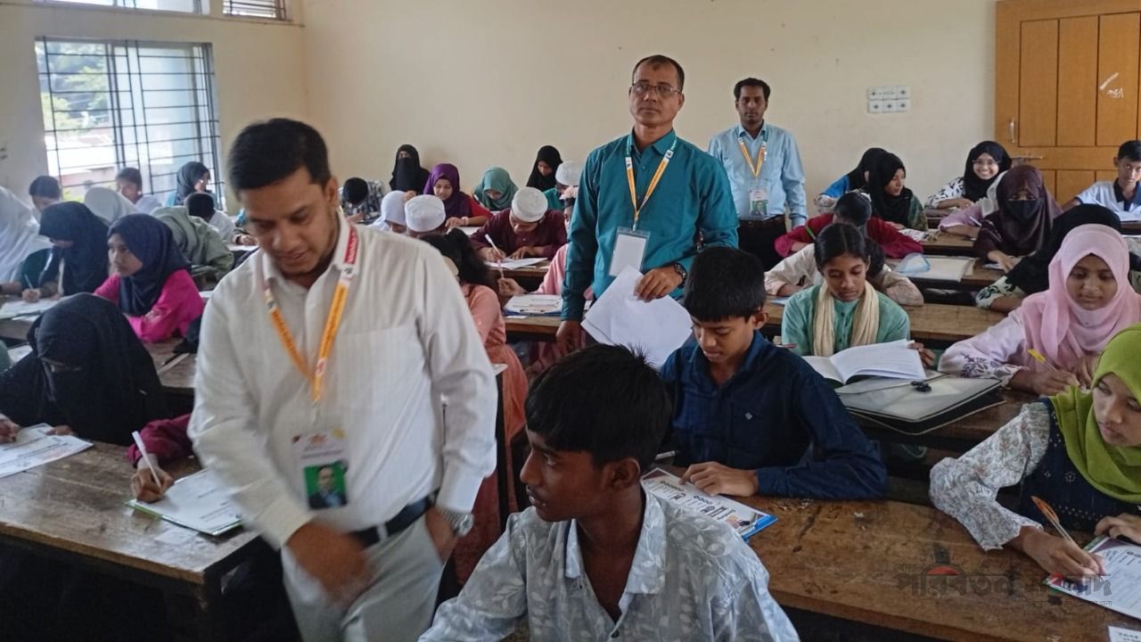 সন্দ্বীপে মাহফুজ-সুফিয়া ফাউন্ডেশনের ইংলিশ অলিম্পিয়াড অনুষ্ঠিত, ৭১৫ শিক্ষার্থীর অংশগ্রহণ, ইংরেজি ভীতি দূর করাই মূল লক্ষ্য